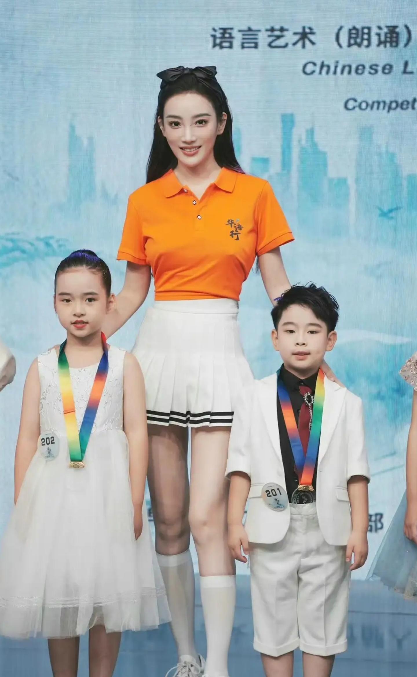 女主持人马卉直播时展示不雅照片事件持续发酵