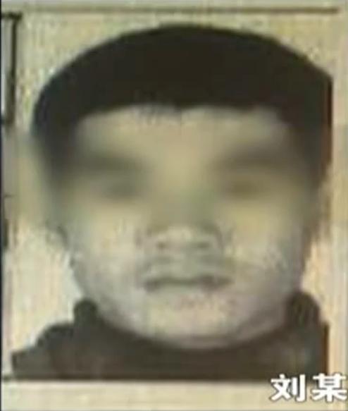 小伙晒海量现金引出大案,男子在家藏160万元现金