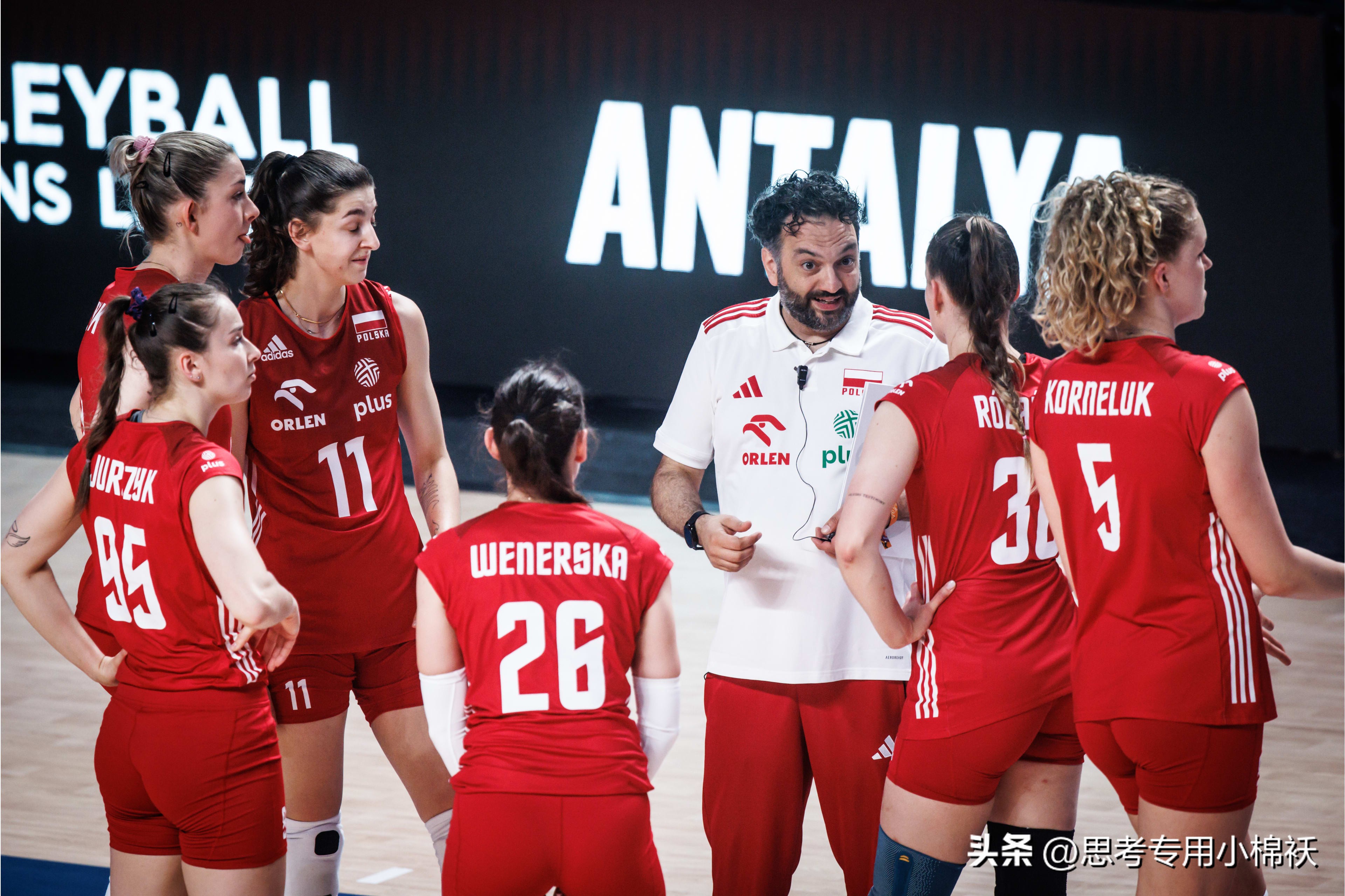 女排最新世界排名：中国女排双榜前三00后名将再创佳绩蔡斌开心