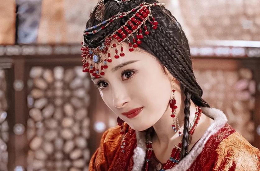 杨幂离婚3年公司估值50亿，神秘男友曝光，有钱的女人活得有多爽