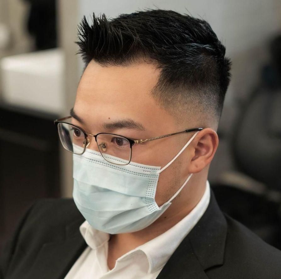 男人过了40岁尽量别留长发、梳油头！推荐这4种发型，清爽更有型