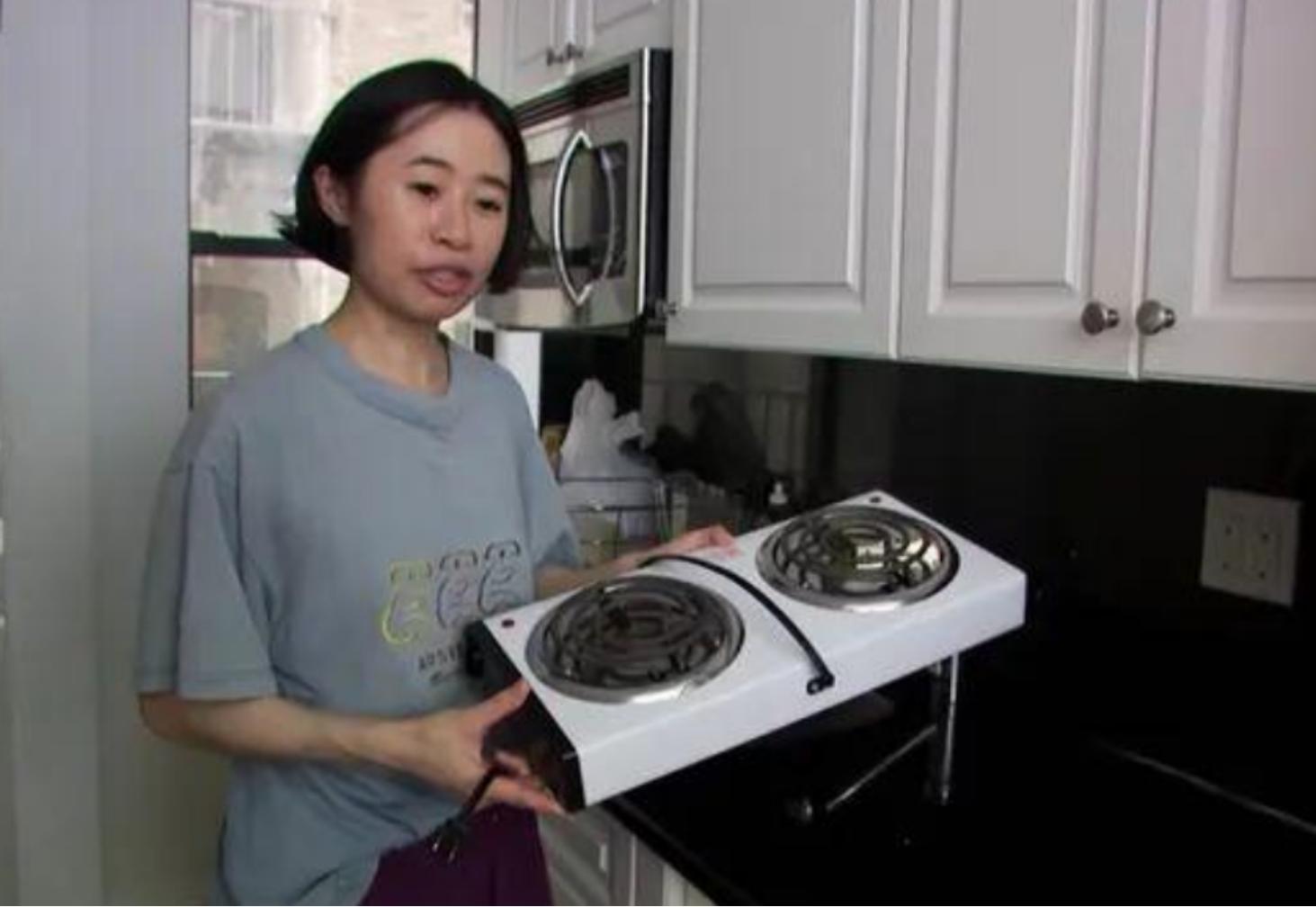 女白领20年不买内衣，厕纸晒干重复用，吃的全靠捡，纽约买套房