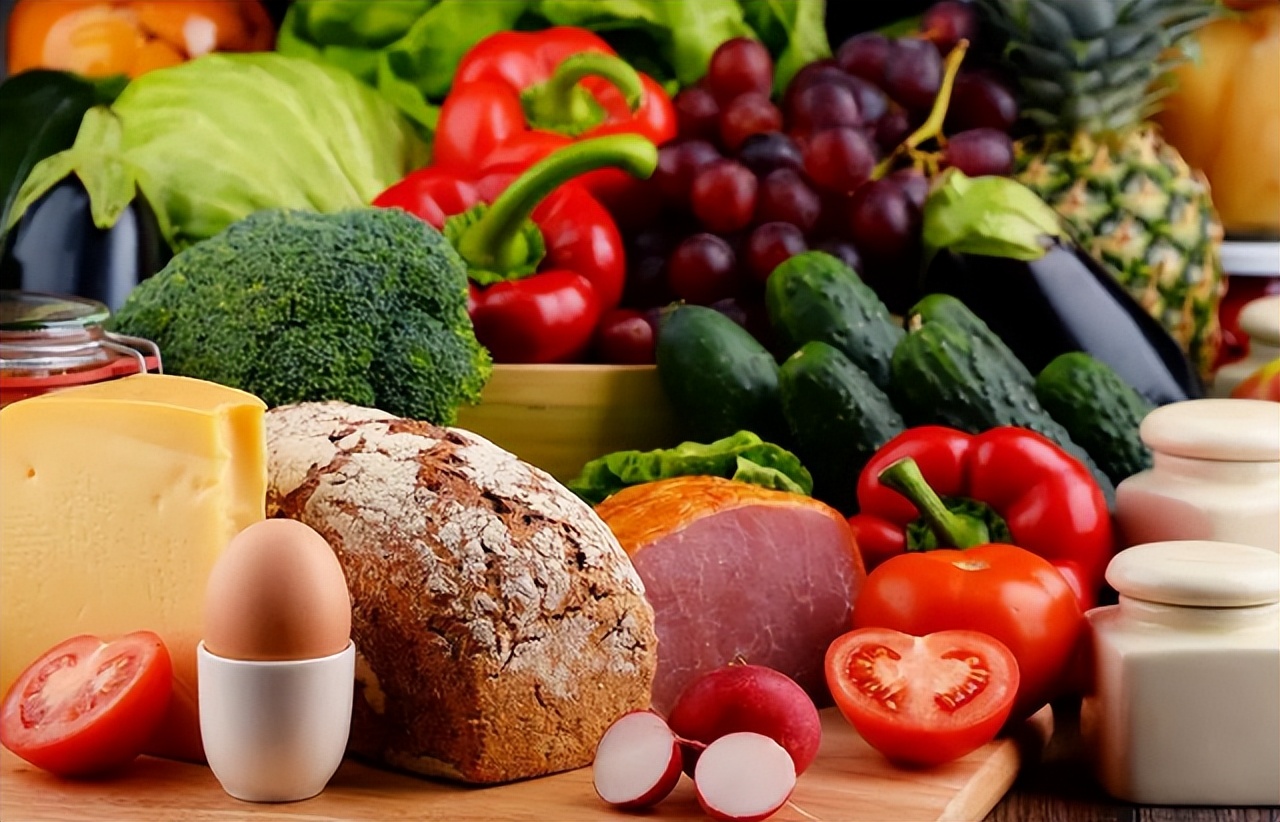 排尿很黄、异味大？提醒：多半与这4件事有关，一定要留意