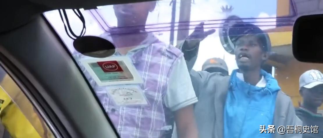 非洲男孩每天喝“胶水”，终日与蚊子相伴，被人称为“僵尸男孩”