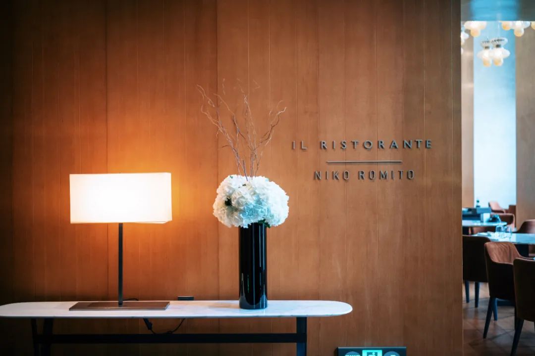 配备一星米其林黑珍珠餐厅,比米其林黑珍珠高端的餐厅