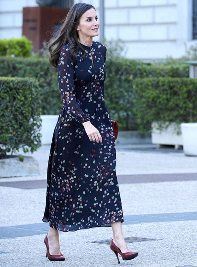 西班牙王后经典穿搭,西班牙王后实力演绎花裙穿搭