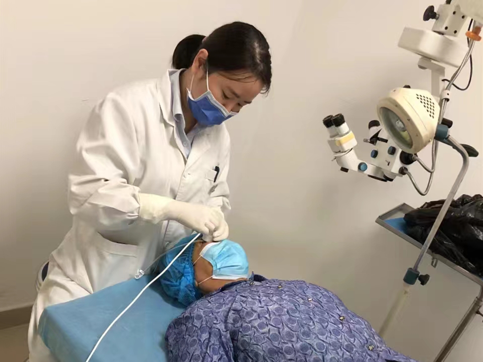 木棍弹伤眼婆婆继发青光眼后备受眼痛折磨