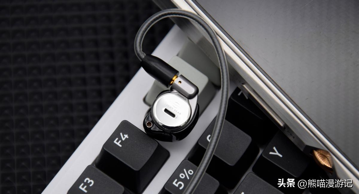 登场就是流行人声声价比王炸牌？光年星城5一圈两铁HiFi耳机评测