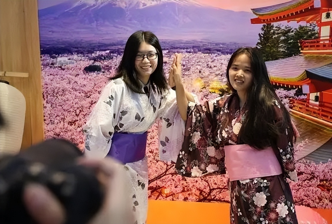 继毒教材之后，小学教辅封面出现日本和服，已经发行了十六年