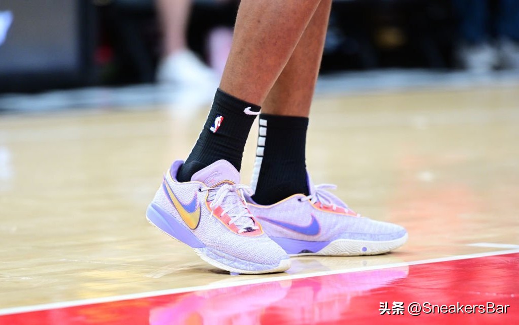 nba球星上脚的国产球鞋 (nba球星拉塞尔上脚球鞋)