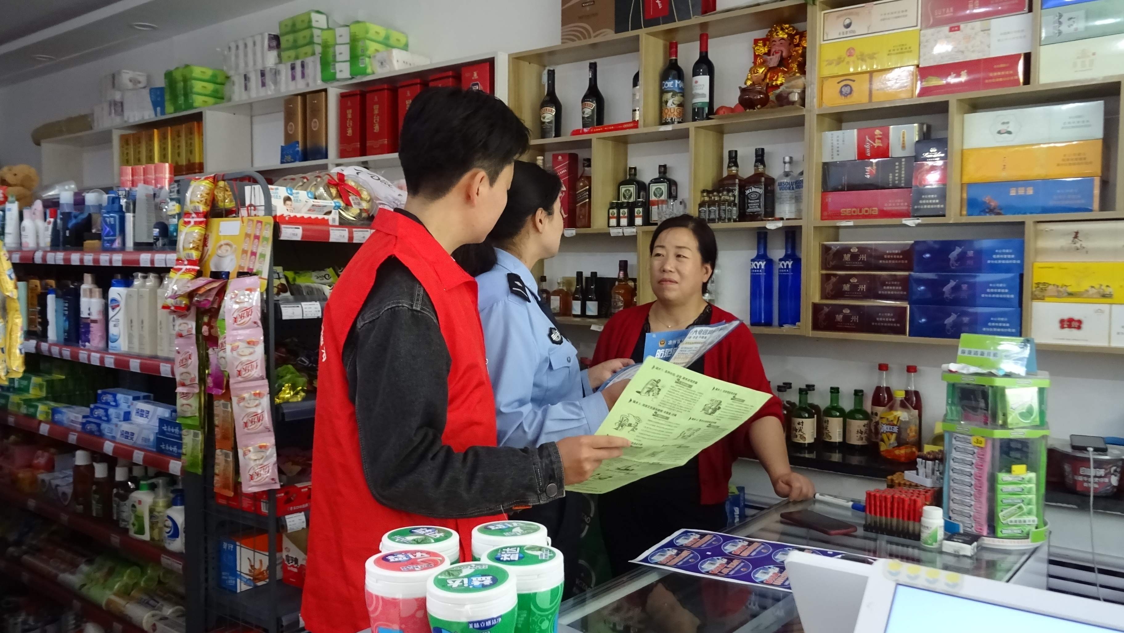 西大街东小井社区开展“短信微信不轻信账号卡号多走心”宣传活动