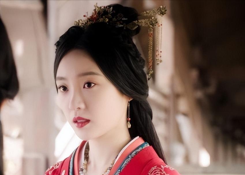 黑红小花张月：质疑整容上位不雅，演绿茶遭网暴，新剧逆转口碑