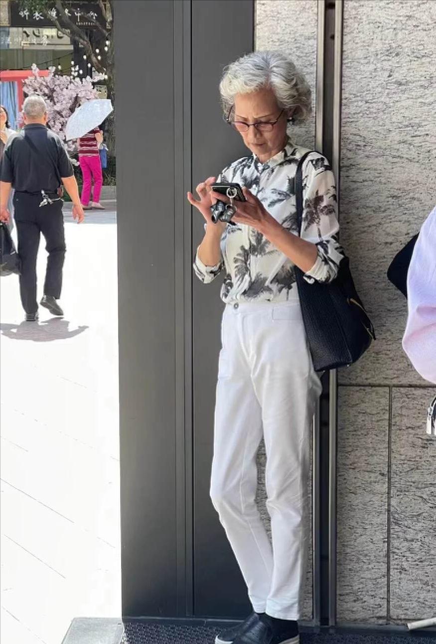 女人过了四十岁别总穿一身黑,女人过了40岁就别穿的太老气了