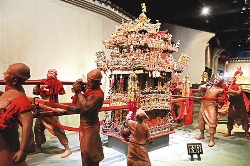 老汉田里挖出铜龙,老汉遗体挖出青铜龙