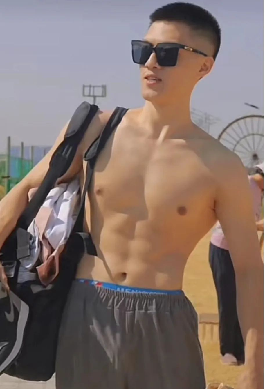 216斤参加前女友的婚礼哭成泪人，3个月减肥近百斤，你若无伤岁月无恙