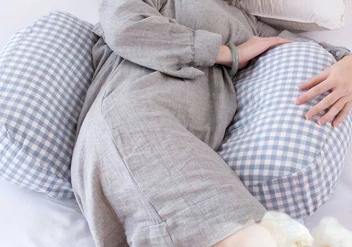 生孩子顺产肚子疼还是腰疼,生完小孩妈妈腰疼腰直不起来