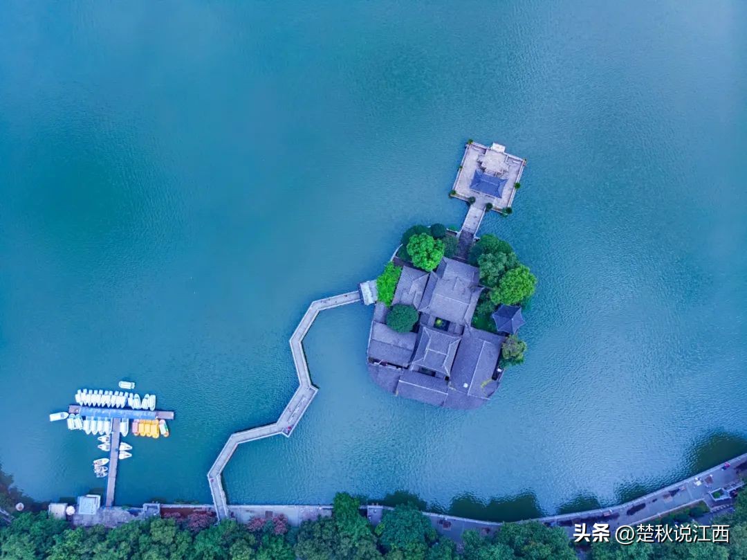 甘棠湖上“娘娘庙”，是为闹市中的一方净土，风光旖旎，四季浪漫