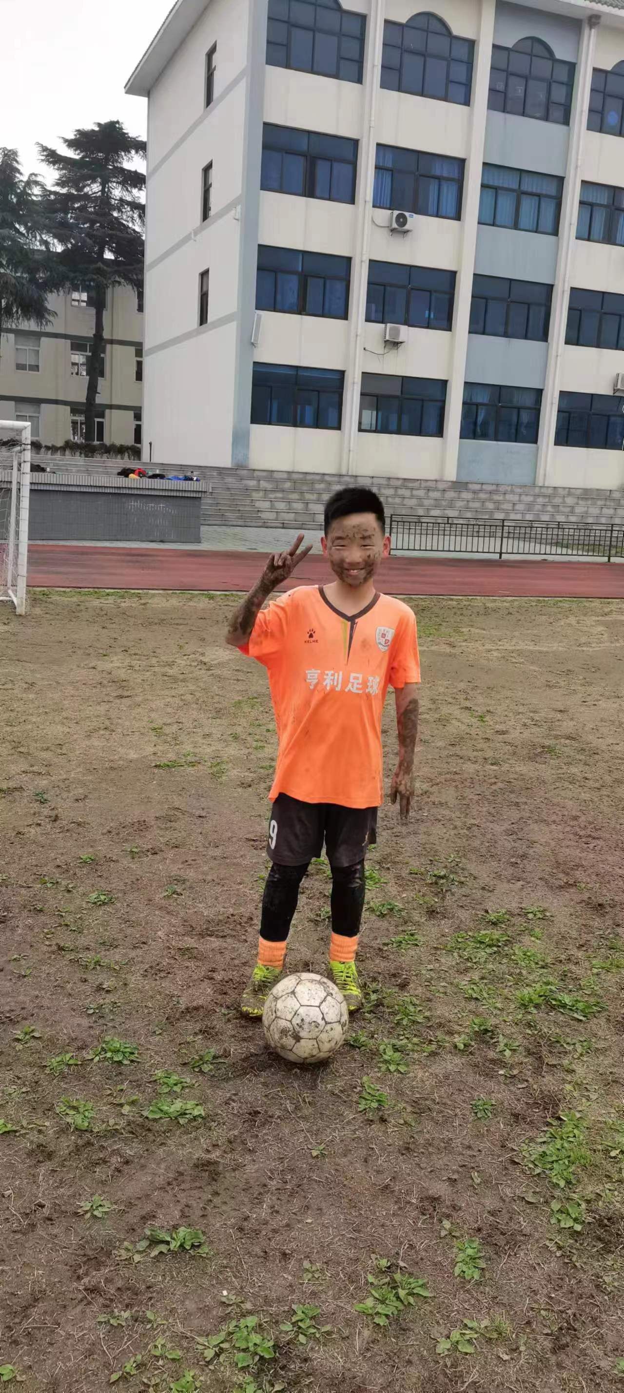 点赞体育健儿,点赞男孩奋力奔跑为消防车引路