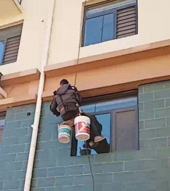 武林高手成为“蜘蛛人”：一根绳吊在500米高空，遇鬼风瞬间被甩出10米，曾从7米高摔下靠武功化险为夷