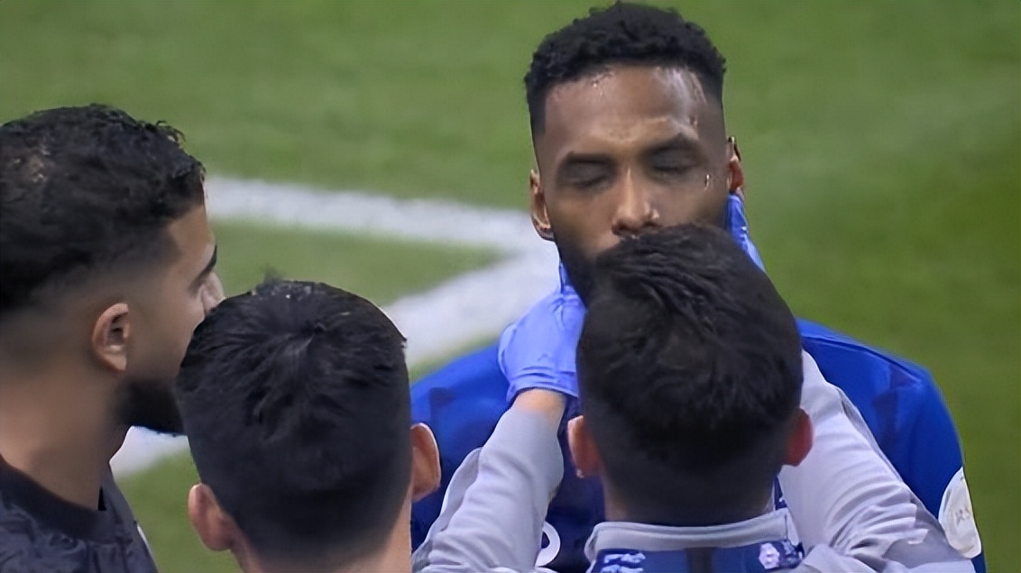 利雅得c罗错失绝杀,韩媒怒斥c罗锁喉抱摔