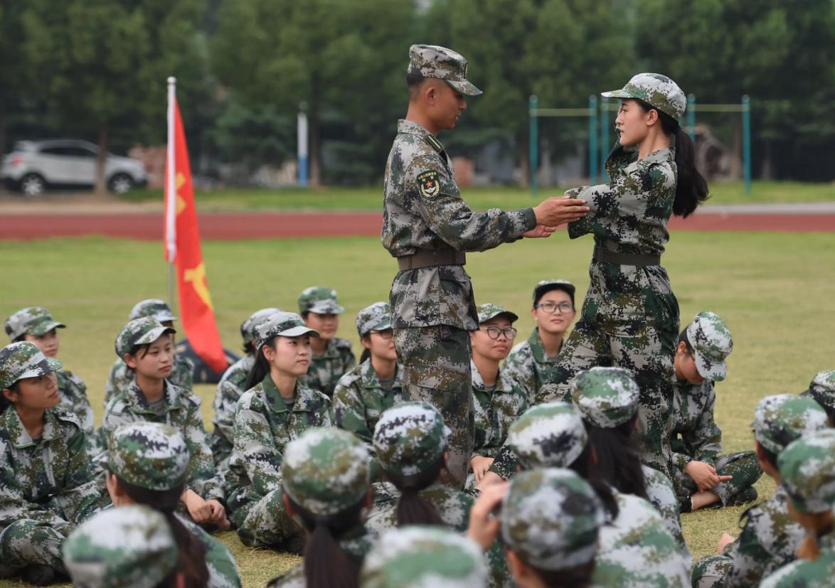 广东高校军训喝烟灰水,高校军训被泼烟灰水