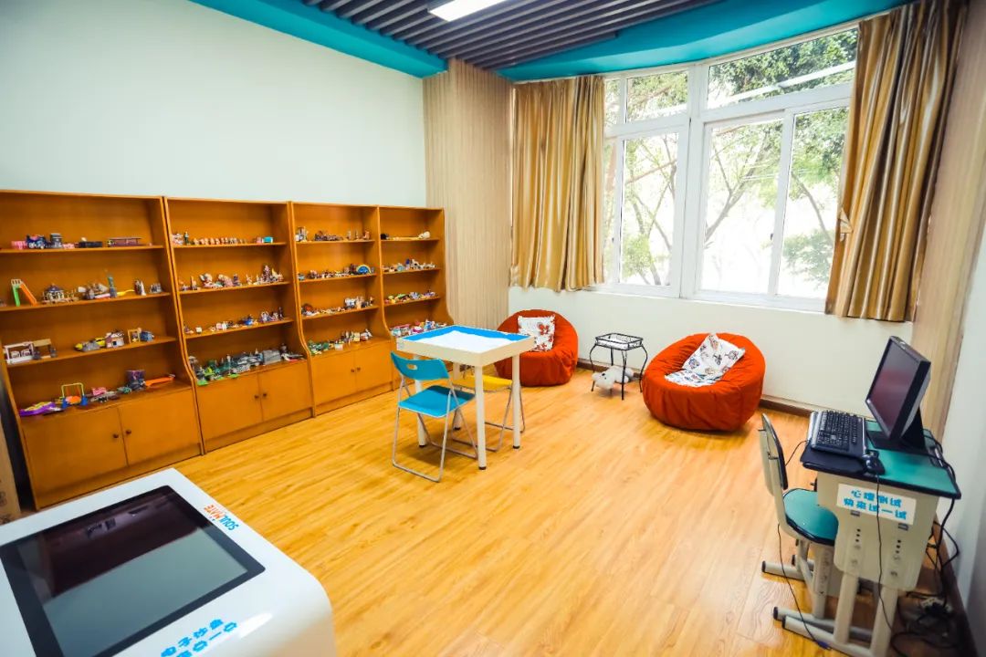 用“VR”视野，探校（三）！师大实外学生的心理健康，有保障！