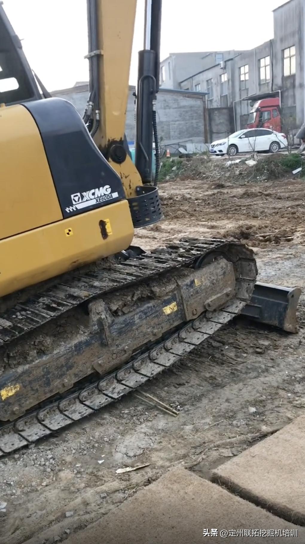 挖掘机跨障碍物教学视频,挖掘机单边过障碍物