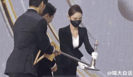 “不小心把饭卡落在女浴室后....”哈哈哈哈哈这是什么名场面