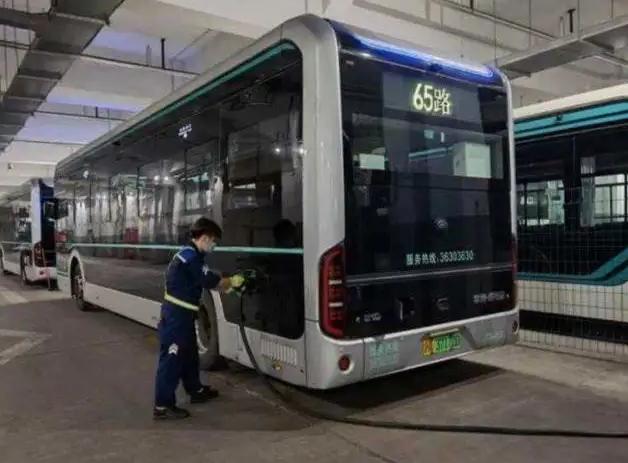 为什么公交车收取费用不一样,公交车收费1.5元起合理吗