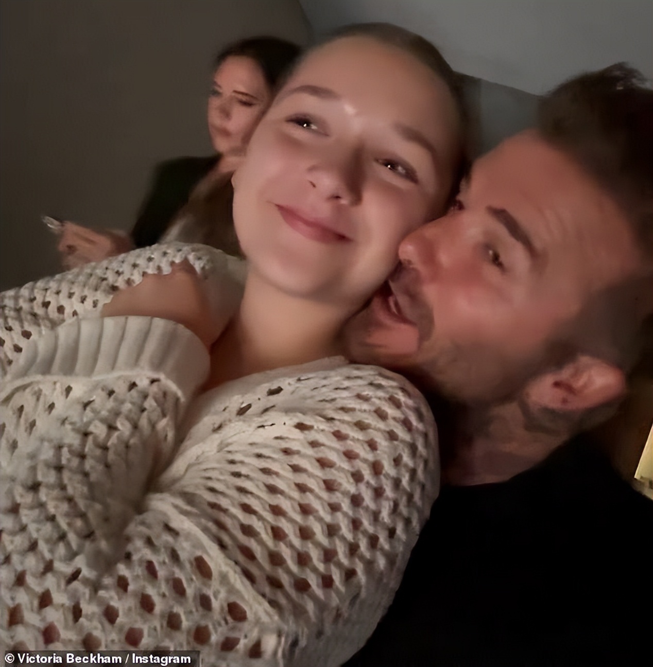 贝克汉姆搂着女儿小七看秀,贝克汉姆小七和妈妈秀场合影