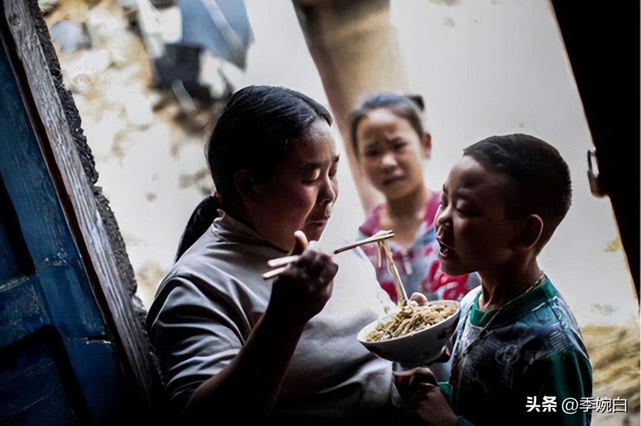 “28岁女儿下跪”事件:那双没买的200元鞋子,到底打了谁的脸?