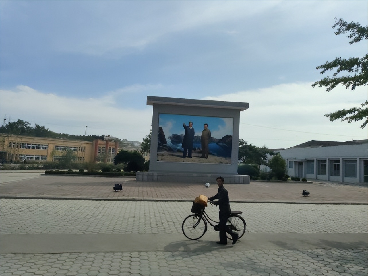 朝鲜骑摩托车的都是什么人,朝鲜老百姓都是骑自行车吗