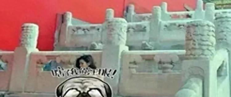 无耻举动！广西一名女子在多个地标处故意暴露*体下**，不雅照片曝光