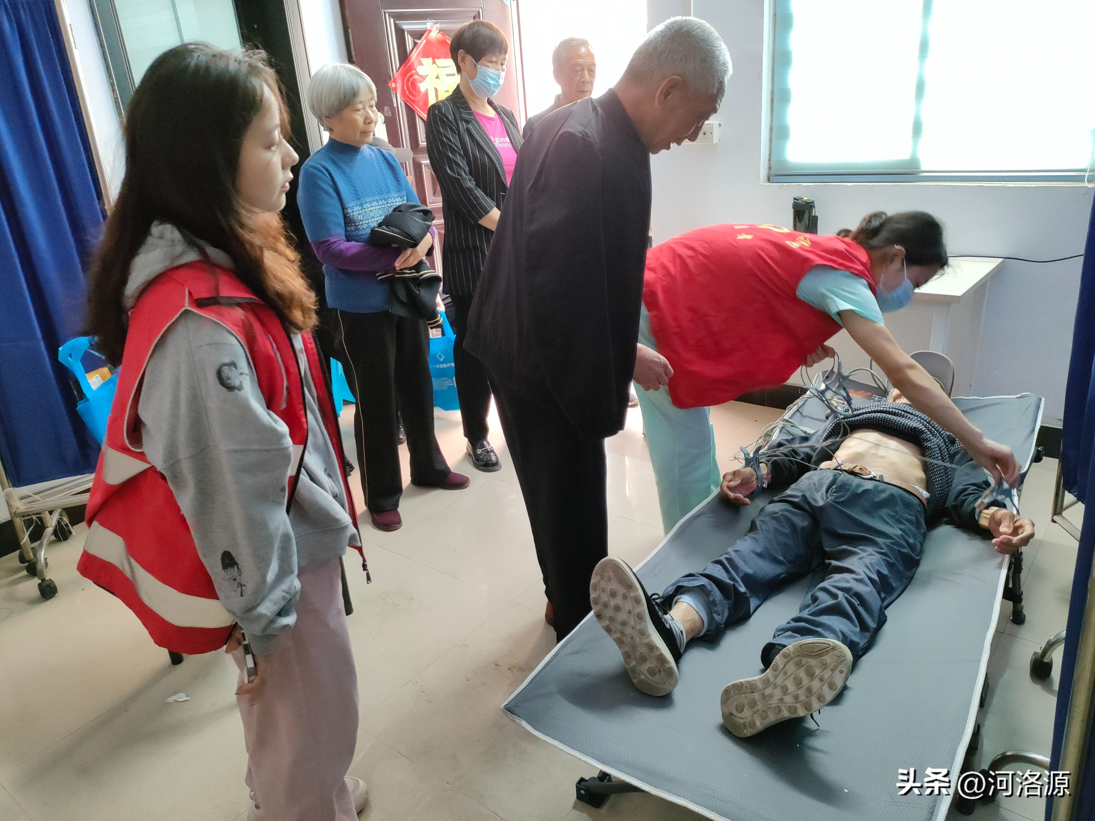 巩义市新华路街道锦园社区开展“关爱健康情暖锦园”健康义诊活动