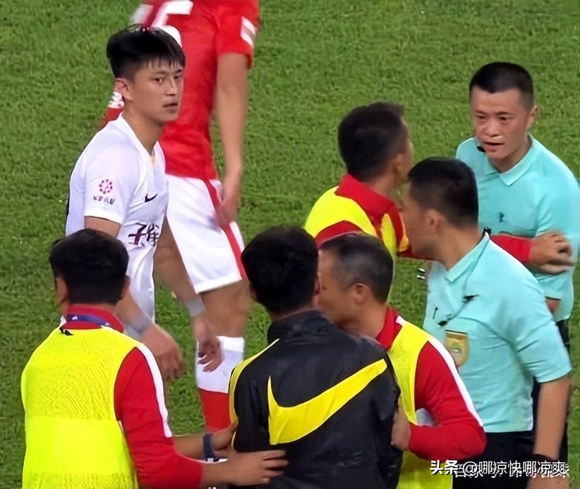 多拉多冲撞主裁染红,多拉多撞翻裁判完整
