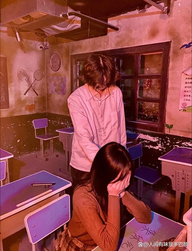 鬼屋女玩家把npc给吓到,鬼屋女npc被玩家扛走