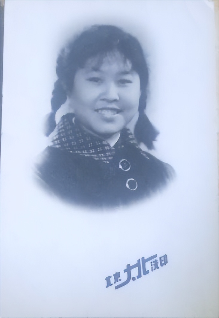 少女黑白老照片图文,老照片九十年代青春靓丽的女孩子