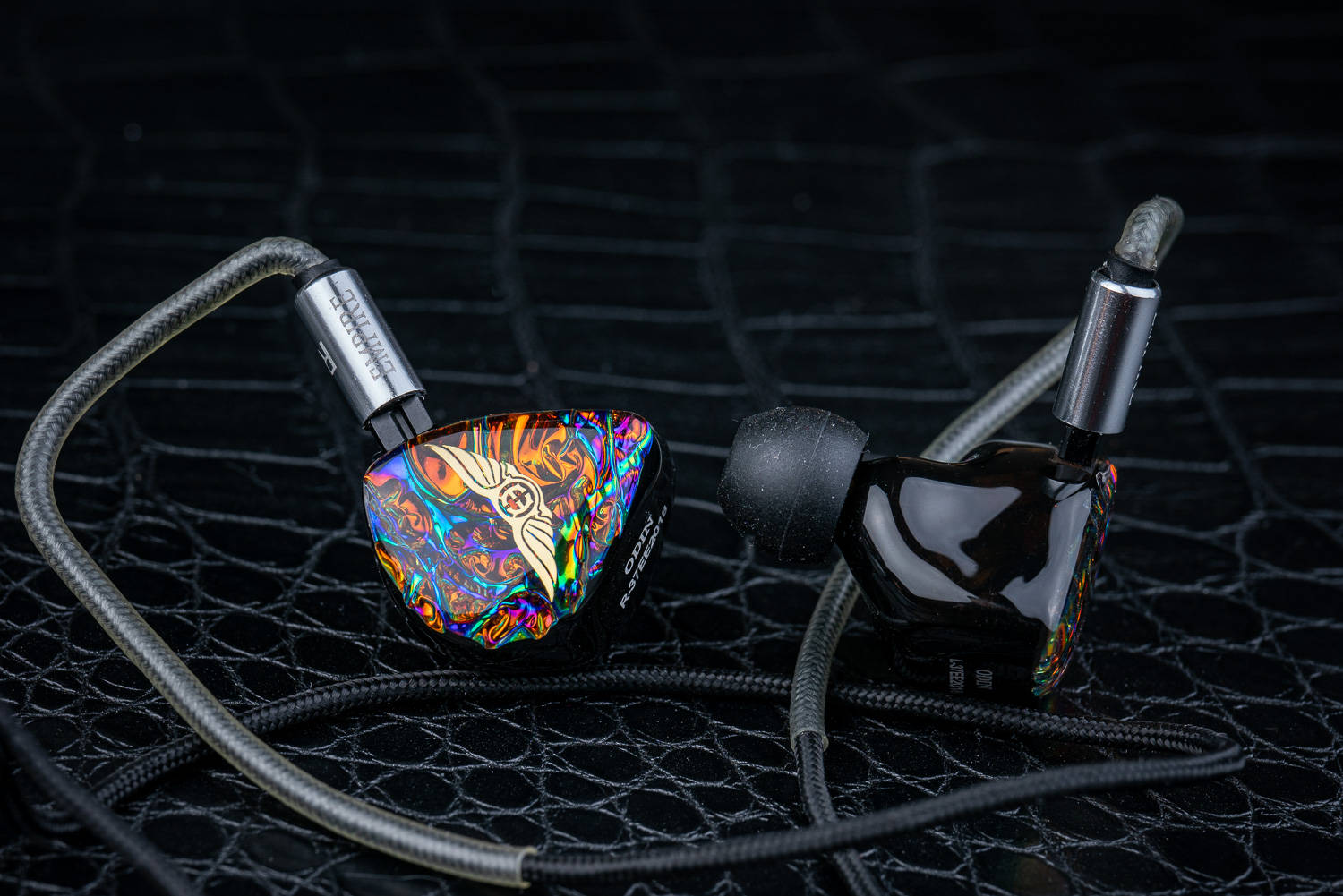 摘下面具暴露本性,摘下虚伪的面具看清自己