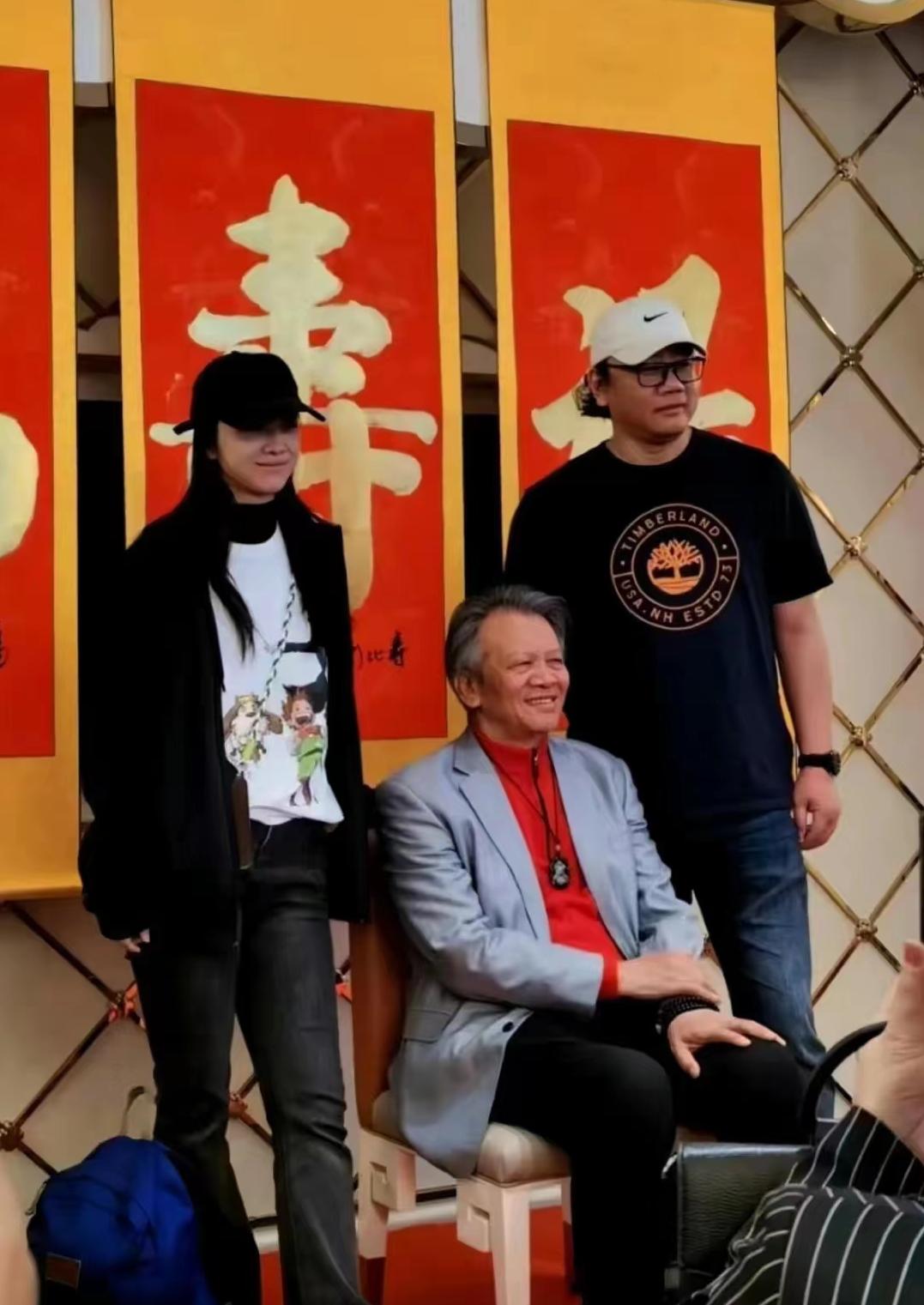 汤唯为父亲庆祝80岁生日,汤唯现身衣着宽松老公贴心帮撑伞