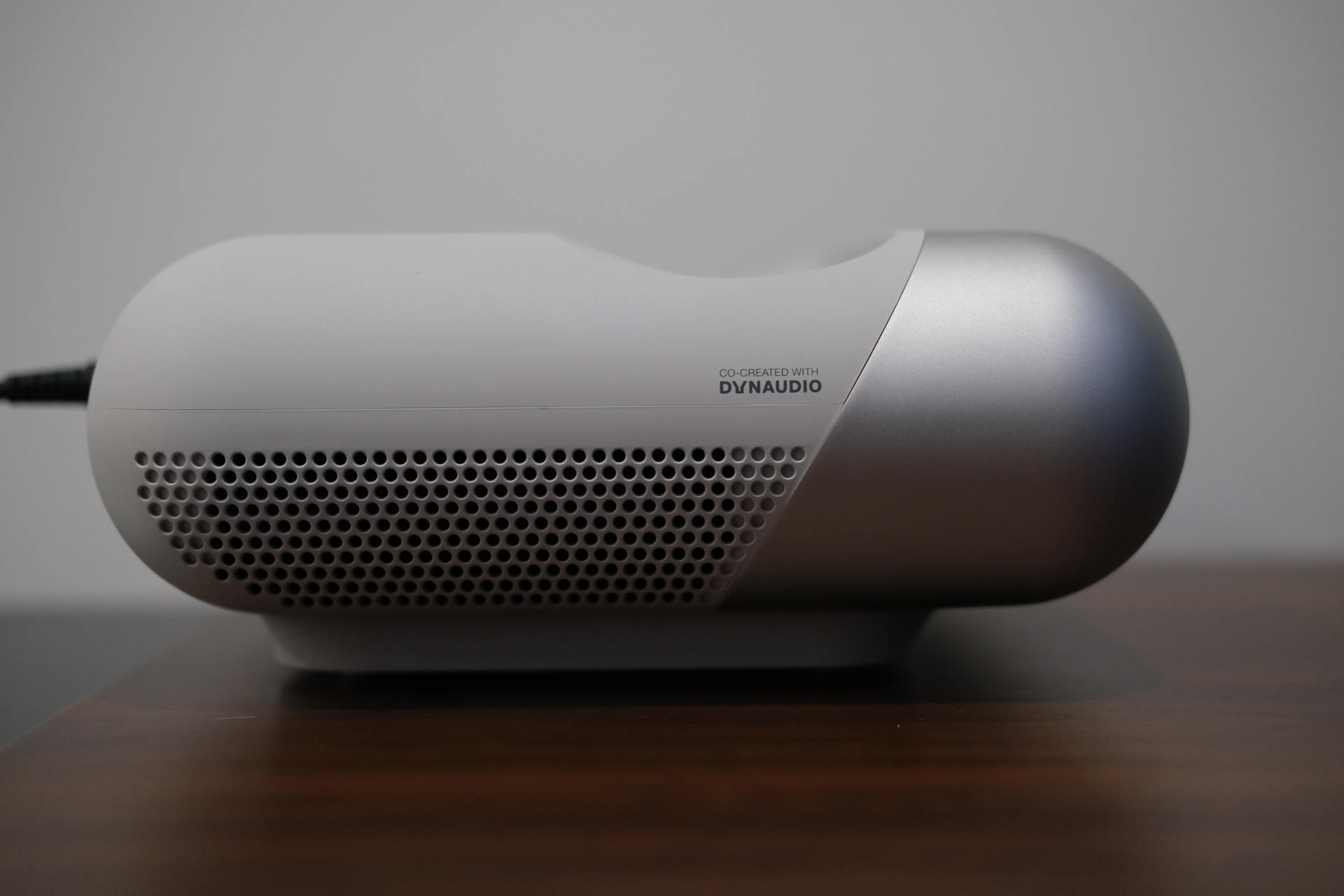 家里空间不够投影仪没法用，看看这台坚果O1S短焦投影仪