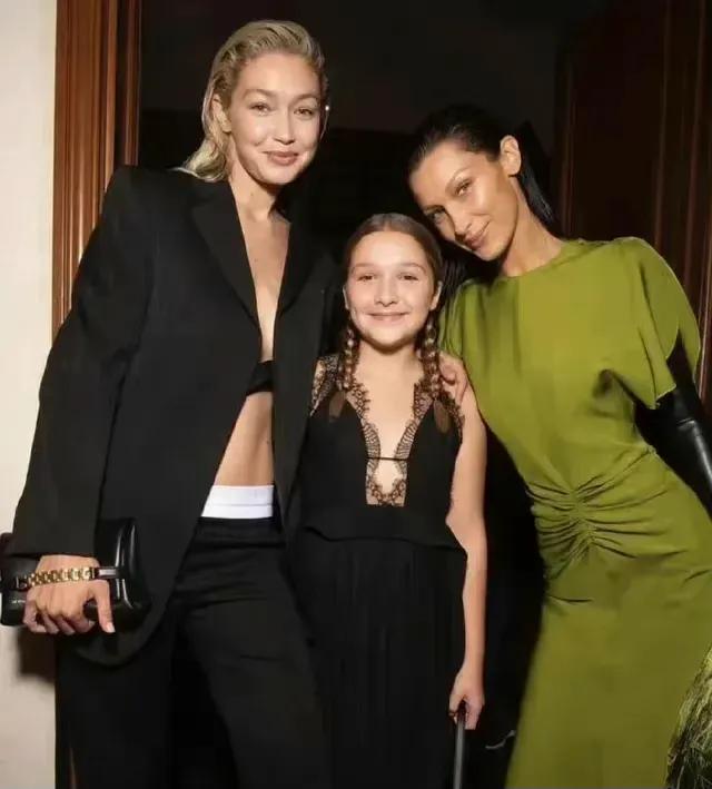 超模穿深v,贝克汉姆女儿穿搭