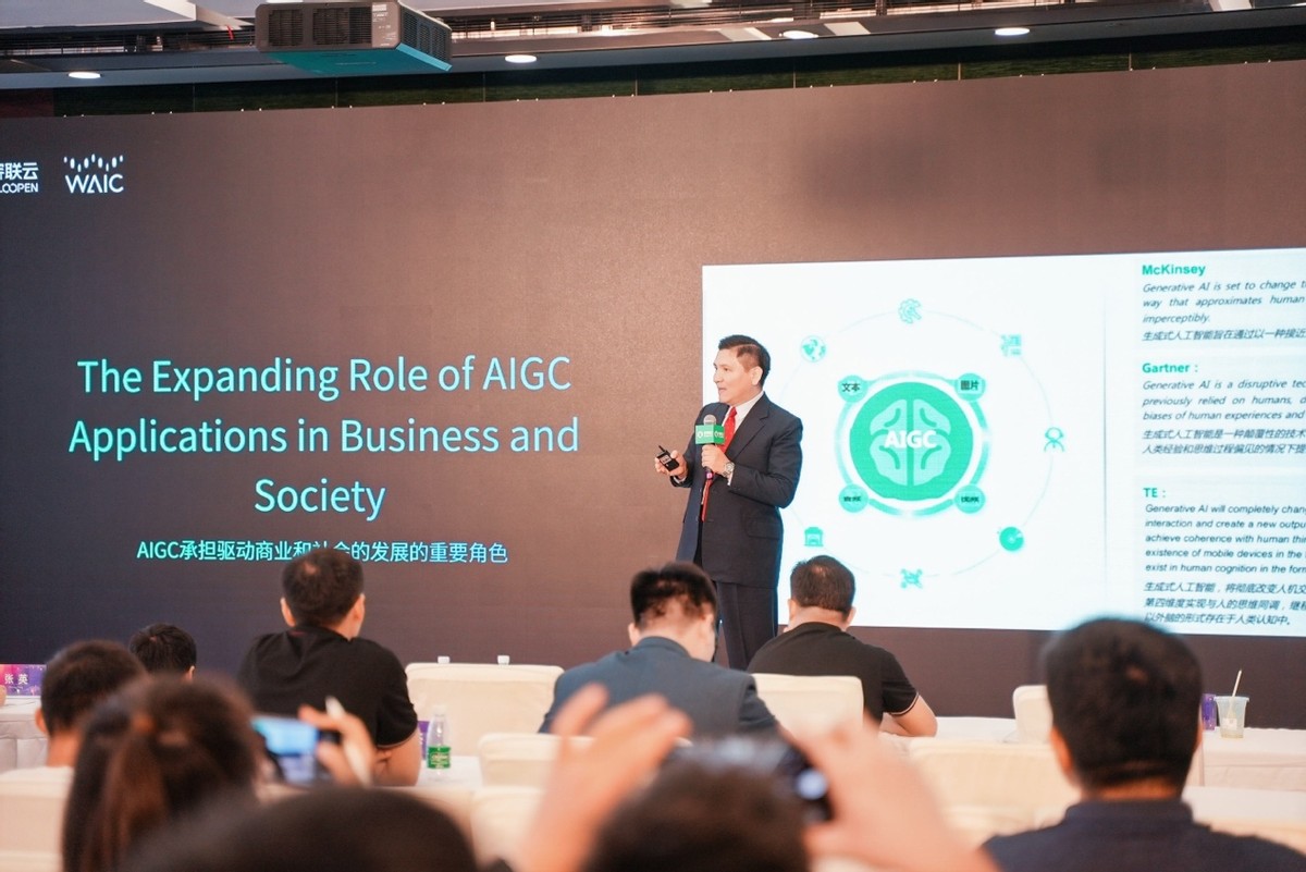 容联云发布赤兔大模型，两大生成式智能平台加码企业营销与服务