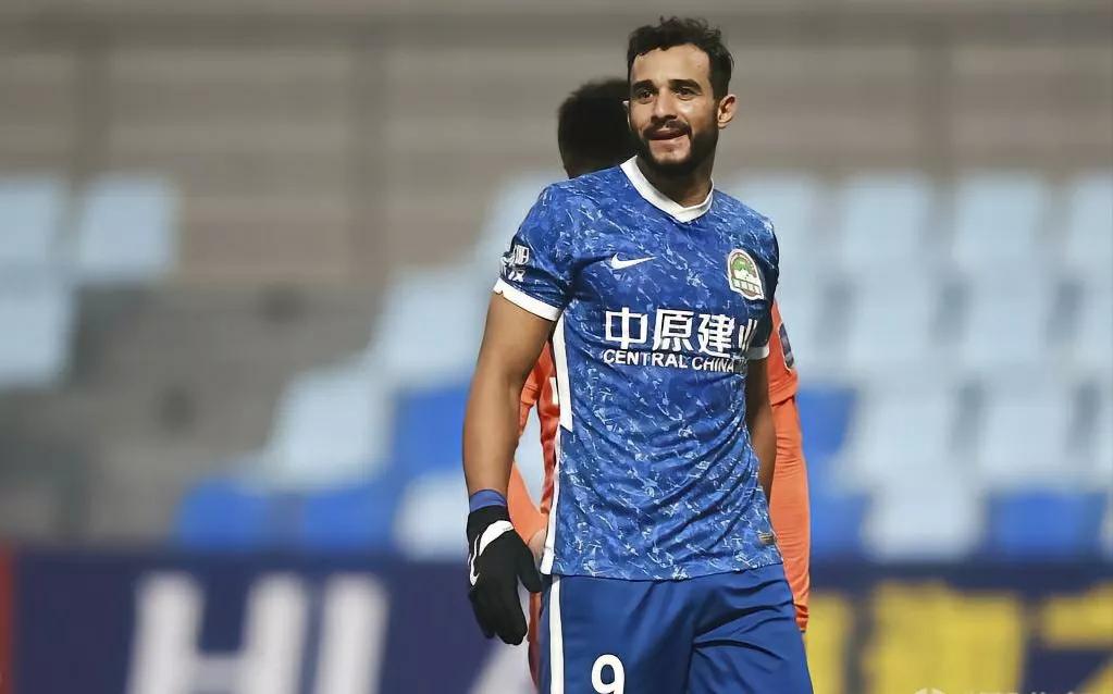 马宁对多拉多说的话,多拉多不满判罚故意撞翻马宁