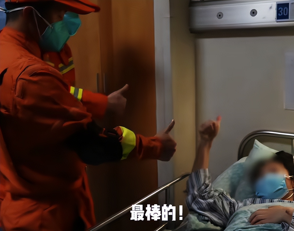 长沙女孩被困88小时被救,长沙获救女孩喝矿泉水