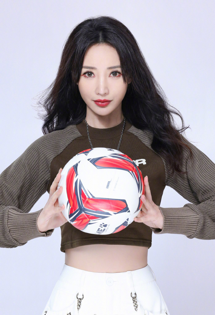 柳岩可爱图片,柳岩携手张馨予戚薇化身足球宝贝