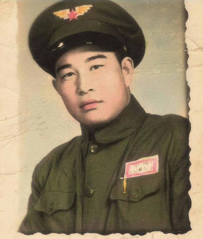 1956年女大学生错过烈士陵园开放时间，哭求大爷：让我进去见见他