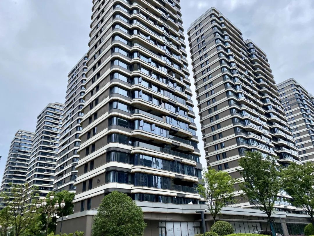 金沙湖刚交付小区能租8000元？网红主播们“承包”了周边高档小区