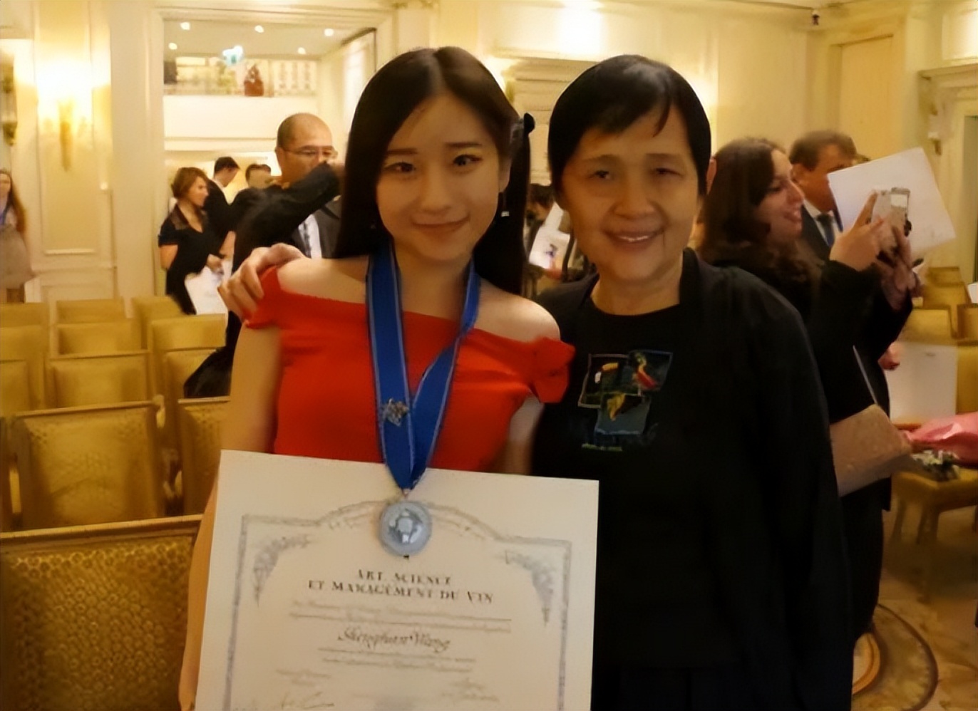 90后北京美女，靠卖酒爆红，一场直播卖100万，年入3.5亿，凭啥？