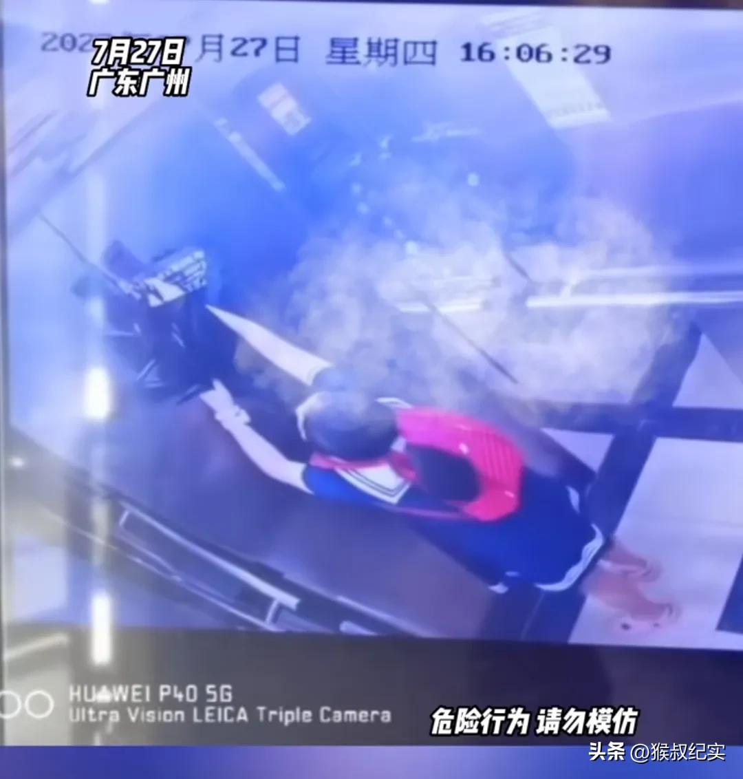 熊孩子故意独闯电梯,熊孩子摸电梯酿成大祸