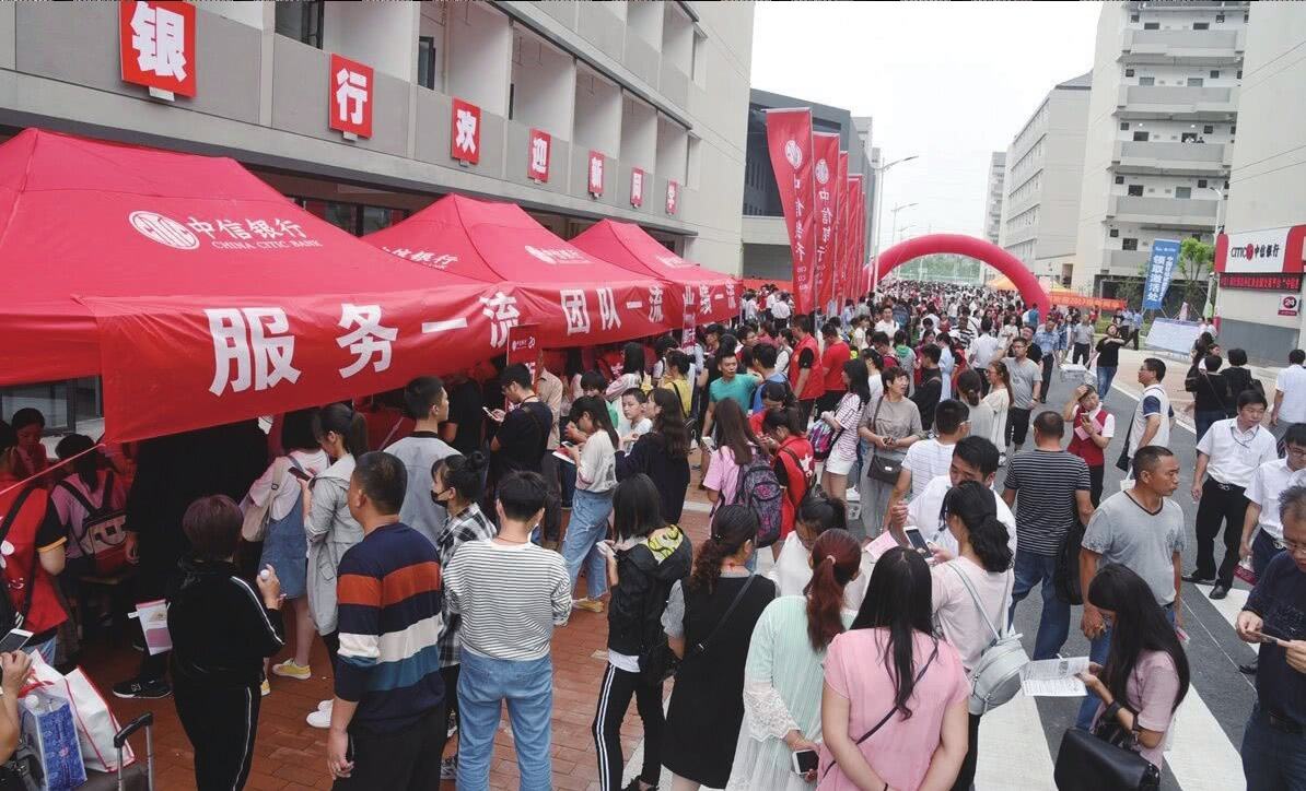 大一新生带着冰箱来报道,大一新生报到需要带什么